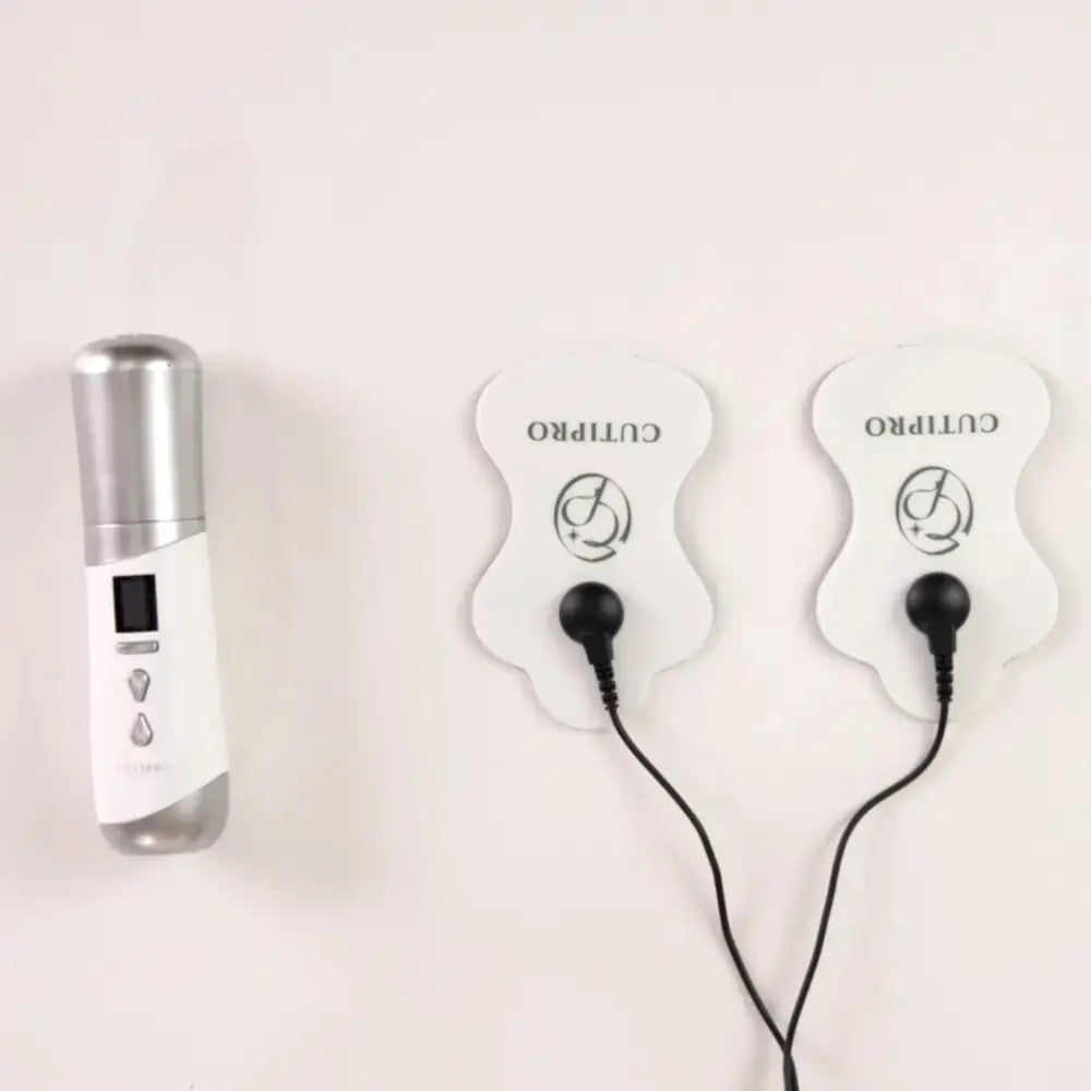 INCELLA CUTI PRO подключается к двум EMS-электродам для целенаправленного ухода за верхней частью рук и животом дома