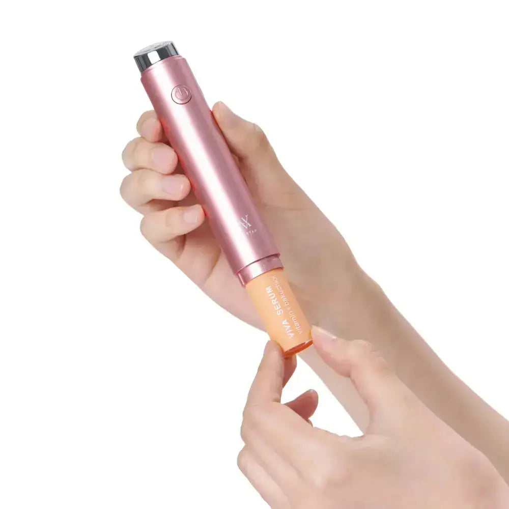 alt
Usuario cambiando la ampolla de recarga en VERYAN Serum Stick para un tratamiento de cuidado de la piel personalizado.
