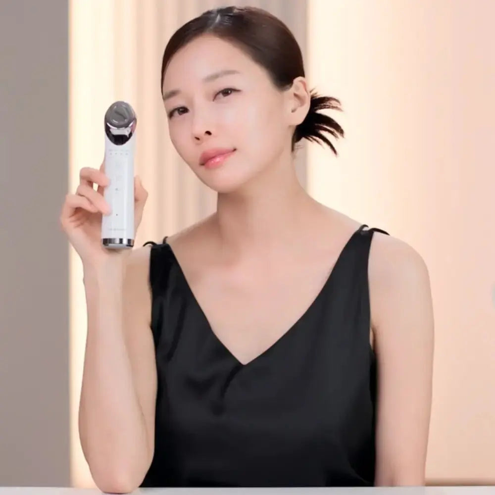 Woman holding the VERYAN PRO — корейский beauty-tech прибор для профессионального ухода за лицом дома